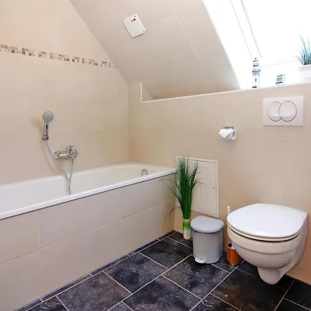 Doppelhaushaelfte Am Hafen Von *