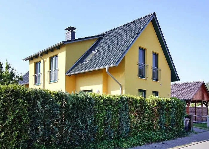 Doppelhaushaelfte Am Hafen Von Semesterbostad